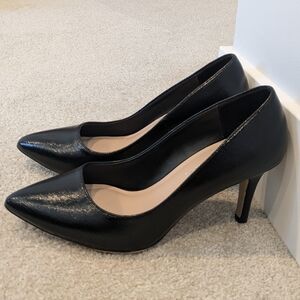 Kelly & Katie patent leather textured pumps